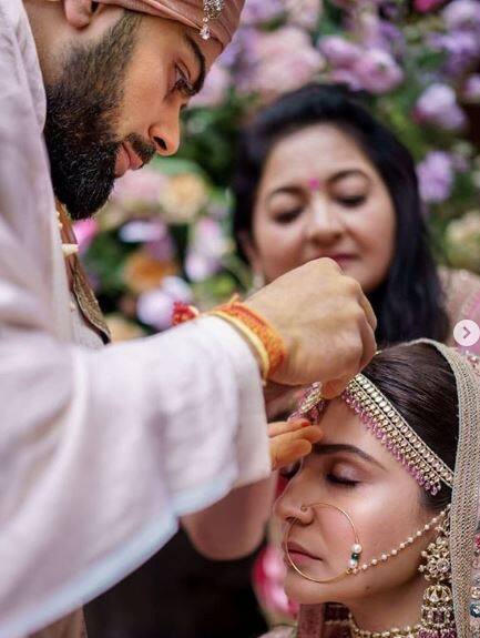 એનિવર્સરી પર કોહલીએ સ્પેશિયલ તસવીર શેર કરીને લખ્યું હતું કે, મારી સૌથી સારી મિત્ર, હમસફરને એનિવર્સરીની શુભકામના.