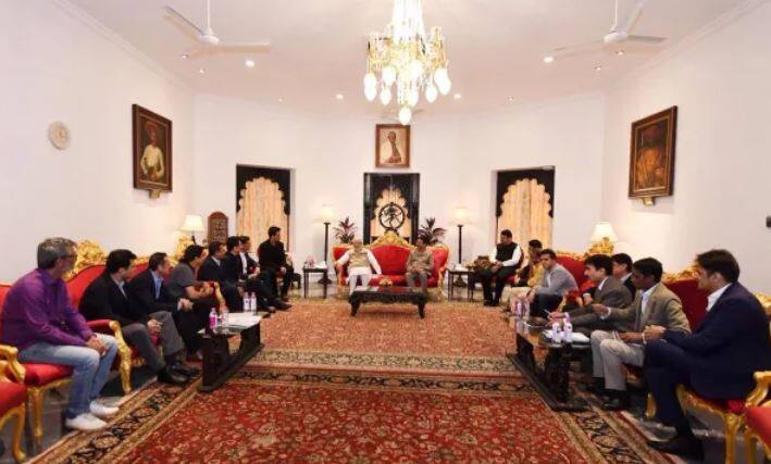 મુંબઈઃ ભારતીય ફિલ્મ તથા મનોરંજન જગતના એક પ્રતિનિધિમંડળે મુંબઈમાં વડાપ્રધાન નરેન્દ્ર મોદી સાથે મુલાકાત કરી હતી. જે બાદ તેમણે મનોરંજ ઈન્ડસ્ટ્રી માટે જીએસટીના દર એક સમાન રાખવાની માંગ કરી હતી. અભિનેતા અક્ષય કુમાર, અજય દેવગન, ફિલ્મ નિર્માતા કરણ જોહર, રાકેશ રોશન, સેન્સર બોર્ડ પ્રમુખ પ્રસૂન જોશી અને પ્રોડ્યૂસર ગિલ્ડ ઓફ ઈન્ડિયાના અધ્યક્ષ સિદ્ધાર્થ રોય કપૂર મોદીને મળેલા પ્રતિનિધિમંડળનો હિસ્સો હતો.