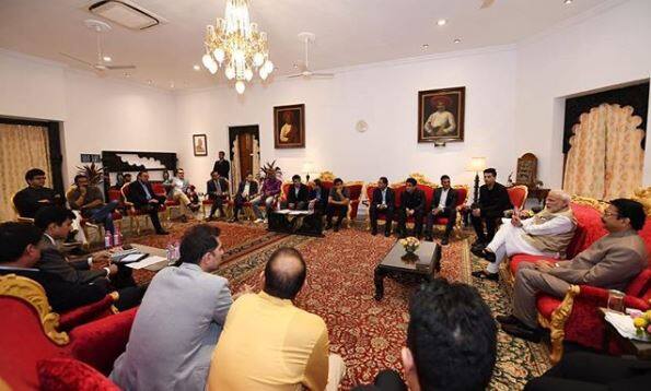 તેમણે મોદીને ભારતમાં મીડિયા તથા મનોરંજન ઈન્ડસ્ટ્રીમાં વિકાસના સંભાવનાની રૂપરેખા પ્રસ્તુત કરી અને કહ્યું કે, આ ક્ષેત્ર નજીકના જ ભવિષ્યમાં ભારતને પાંચ ટ્રિલિયન ડોલરના અર્થતંત્રવાળો દેશ બનાવવાના વડાપ્રધાનના લક્ષ્યને હાંસલ કરવામાં મહત્વપૂર્ણ યોગદાન આપી શકે છે. મુલાકાત બાદ અક્ષય કુમાર અને કરન જોહરે ટ્વિટર પર તસવીર શેર કરીને આ વાતની જાણકારી આપી હતી.