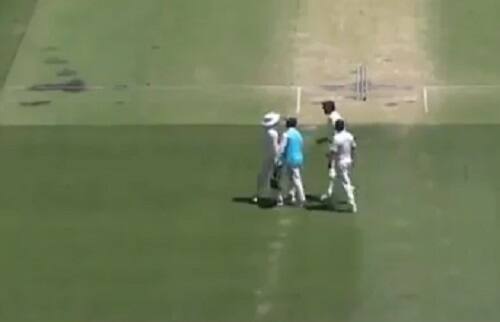 રવિન્દ્ર જાડેજા સબસ્ટિટ્યુટ તરીકે આ મેચમાં ફિલ્ડિંગ કરવા આવ્યો હતો ત્યારે આ ઘટના બની હતી.