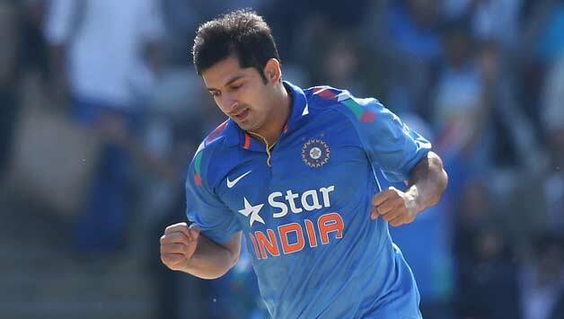 મોહિત શર્માઃ-- માત્ર 50 લાખની બેઝપ્રાઇઝ ધરાવતા આ ઇન્ડિયન ખેલાડીના નસીબ ચમક્યા છે. મોહિતને ચેન્નાઇ સુપર કિંગ્સે 5 કરોડ રૂપિયામાં ખરીદ્યો છે.