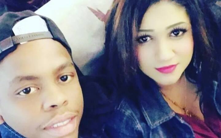 શિમરોન હેટમાયરની ગર્લફ્રેન્ડનુ નામ નિરવાની ઉમરાવ છે, તે ગયાનામાં રહે છે. તે પણ હેટમાયરની બેટિંગની જબરદસ્ત દિવાની છે.