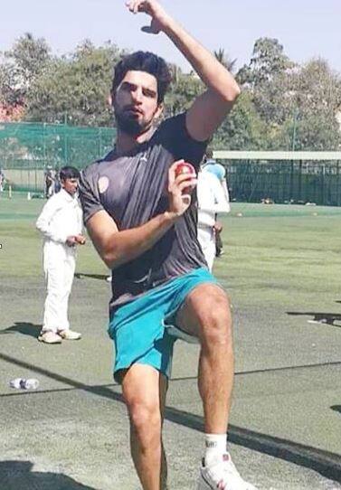 કચ્છના ઇતિહાસમાં પ્રથમ વખત આઇપીએલ ટુર્નામેન્ટમાં પંજાબ ઇલેવને કચ્છના ખેલાડીને 20 લાખમાં ખરીદ્યાના સમાચાર મળતાં જ ક્રિકેટના વર્તુળોમાં ખુશીનું મોજું ફરી વળ્યું છે. કચ્છ ડિસ્ટ્રીક્ટ રૂરલ ક્રિકેટ એસોસિએશનના પ્રમુખ શેખર અયાચીના પુત્ર અગ્નિવેશને કિંગ્સ ઇલેવન પંજાબની ટીમમાં આઇપીએલ ટુર્નામેન્ટ માટે લેવામાં આવ્યો છે.