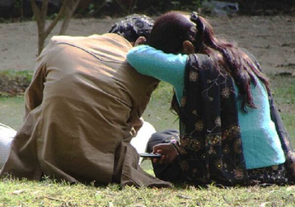 અમદાવાદમાં બાપુનગરમાં રહેતા અને ખાનગી કંપનીમાં કરતા સંજય ગોહેલને હોસ્પિટલમાં નોકરી કરતી અને ડિવોર્સી મહિલા સાથે મિત્રતા બંધાઈ હતી. ત્યારબાદ બન્ને વચ્ચે પ્રેમ સબંધ બંધાયો હતો. યુવક અને મહિલા ગળાડુબ પ્રેમમાં હતા પરંતુ યુવક બે સંતાનનો પિતા હોવાથી પ્રેમી પંખીડા ચોરી છૂપીથી એક બીજાને મળતા હતા ત્યાર બાદ બન્ને રંગરેલિયા પણ મનાવતાં હતાં. 