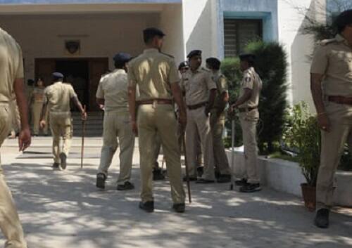 બન્નેને લગ્ન કરવા હતા પરંતુ શક્ય ન હોવાથી યુવક અને મહિલા મનોમન મુંઝવણ અનુભવતા હોવાતી સોમવારે મોડી રાતે ખેડા જિલ્લામાં આંતસુબા નજીક આવેલા ઉત્કંઠેશ્વર મહાદેવ મંદિર પાસેના જંગલમાં જઈને પ્રેમી પંખીડાએ ઠંડા પીણામાં ઝેરી દવા ગટગટાવીને આત્મહત્યા કરી લીધી હતી.