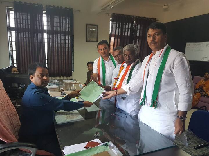 આ મામલે લલિત કગથરાએ જણાવ્યું કે, આવી ફરિયાદથી સાબિત થાય છે કે ભાજપ જસદણમાં હારી ગયું છે. મેં પૈસાની કોઇ વાત જ નથી કરી. મધુકાંત પહેલા 10 દિવસ પ્રચારમાં મારી સાથે રહ્યો પછી બીજે ગયો એટલે સ્પષ્ટતા કરવા બોલાવ્યો હતો કે તે છે કયા પક્ષ તરફ છે. જ્યારે ગજેન્દ્ર રામાણીએ સ્પષ્ટતા કરતાં કહ્યું કે, મારે 25000 પાંચવડાના સંબંધીને મોકલવાના હતા અને તે માટે મધુકાંતને બોલાવ્યો હતો. અમે વર્ષોથી સાથે છીએ અને તે મારા પુત્ર સમાન છે. 