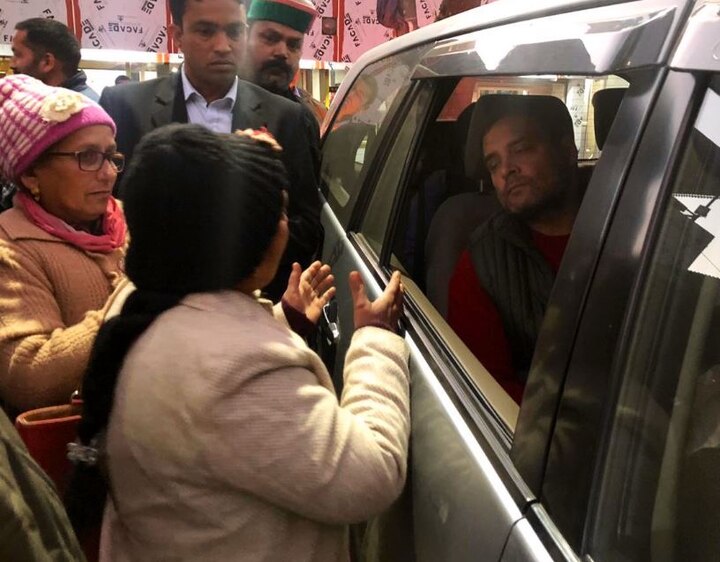 રાહુલ અને તેની બહેન પ્રિયંકા ચંદીગઢથી રોડ માર્ગે શિમલા પહોંચ્યા હતા. આ દરમિયાન રાહુલ વચ્ચે અનેક જગ્યાએ રોકાયા હતા. સોલનમાં સડક કિનારે પ્રિયંકાના બાળકો સાથે રાહુલે નૂડલ્સ ખાધી અને સ્થાનિક લોકો સાથે પણ વાતચીત કરી હતી. 