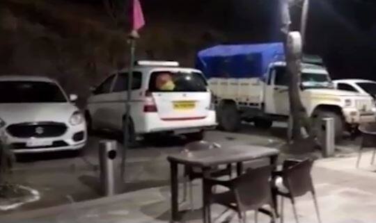 રાહુલ ગાંધીની સાથે તેની બહેન પ્રિયંકા વાડ્રા અને તેના બાળકો પણ છે. શિમલા જતી વખતે રાહુલ વચ્ચે અનેક જગ્યાએ રોકાયા હતા. સોલનમાં સડક કિનારે પ્રિયંકાના બાળકો સાથે રાહુલે નૂડલ્સ ખાધી, ઢાબામાં બેસીને કોફી પીધી અને સ્થાનિક લોકો સાથે પણ વાતચીત કરી હતી. 