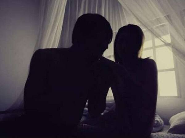 જોકે પતિ ચોરી છૂપીથી બેડરૂમમાં સીસીટીવી કેમેરા લગાવી દીધા હતાં. બેડરૂમમાં બન્ને રંગરેલિયા મનાવતા હતા જેના દ્રશ્યો કેમેરામાં કેદ થઈ ગયા હતા. પતિ આ અંગત પળોનો વીડિયો ફેસબુક સહિત સોશિયલ મીડિયામાં વાયરલ કરવાની ધમકી પણ આપતો હતો.