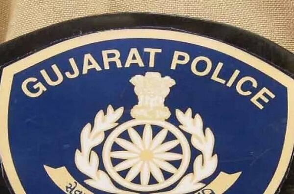 પતિ પત્ની વિરૂદ્ધ ફેસબુક ઉપર અશ્લીલ ટિપ્પણી પણ કરતો હતો. જાતિ વિષયક અપશબ્દો બોલી મારપીટ કરી પરિણીતાને ઘરમાંથી કાઢી પણ મુકાઈ હતી. આ અંગે પીડિતાએ ઉમરા પોલીસ સ્ટેશનમાં ફરિયાદ આપતા પોલીસે આગળની કાર્યવાહી હાથધરી છે.