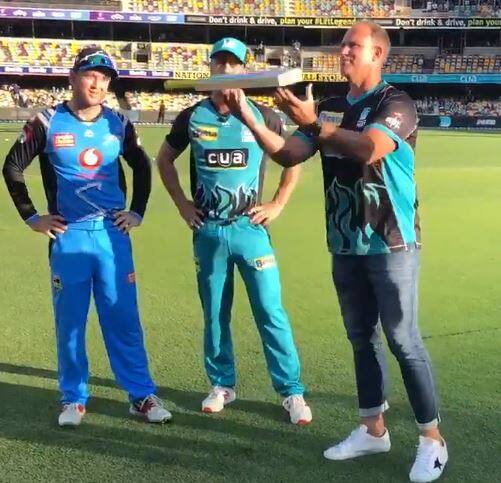  આ મેચ પહેલા જ્યારે બન્ને ટીમના કેપ્ટન ક્રિસ લિન(બ્રિસ્બેન હીટ) અને કોલિન ઇનગ્રામ(એડલેડ સ્ટ્રાઇકર) મેદાન પર ટોસ માટે આવ્યા ત્યારે સૌ કોઈ દંગ રહી ગયા હતા. આ મેચમાં ટૉસ સિક્કો ઉછાળીને નહીં પરંતુ બેટ ઉછાળીને શરૂ કરવામાં આવી હતી.