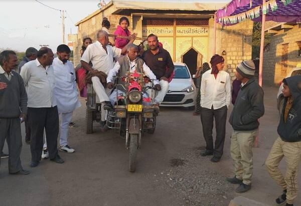 આ ઉપરાંત કોંગ્રેસના ઉમેદવાર અવસર નાકીયા છકડો રિક્ષા ચલાવી પોતાના ગામ આસલપુરમાં કુળદેવીના દર્શન કર્યાં હતા. જ્યાં કુળદેવીના દર્શન કર્યા હતાં. ત્યાર બાદ અવસર નાકિયા મતદાન કર્યું હતું. 