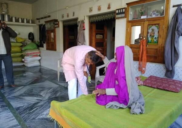 ત્યાર બાદ તેમની દીકરી ભાવનાબેને તિલક કરી કહ્યું હતું કે, આ વિજય તિલક છે સારી લીડથી જીત નોંધાવો. તેમજ 105 વર્ષની પોતાની માતા મણિબેનના આશિર્વાદ લીધા હતા. 