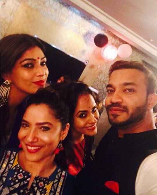 હાલમાં જ અંકિતા લોખંડેએ પોતાનો જન્મદિવસ ઉજવ્યો હતો, જેની તસવીર સોશિયલ મીડિયા પર ખૂબ વાયરલ થઈ હતી. જોકે અંકિતા હાલમાં પોતાની ડેબ્યૂ ફિલ્મ ‘મણિકર્ણિકાઃ ધ ક્વીન ઓફ ઝાંસી’ના પ્રમોશનમાં વ્યસ્ત છે. જણાવીએ કે અંકિતા આ ફિલ્મમાં ઝલકારી બાઈની ભૂમિકામાં જોવા મળશે. ક્રિષના ડાયરેક્શનમાં બનેલ આ ફિલ્મ 25 જાન્યુઆરી 2019માં થિયેટરમાં જોવા મળશે.