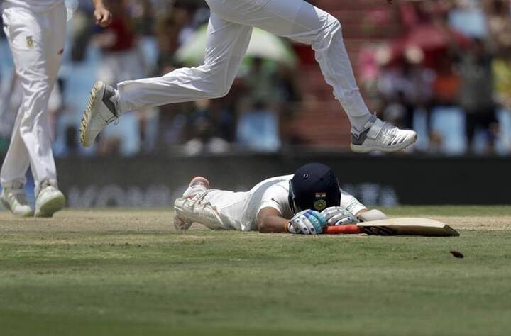 ઉલ્લેખનીય છે કે, પર્થ ટેસ્ટમાં ચોથા દિવસે તરખાટ મચાવતા મોહમ્મદ શમીએ 56 રન આપીને 6 વિકેટ ઝડપી હતી. શમીએ મેચમાં સારી લાઇન અને લેન્થથી બૉલિંગ કરતાં ઓસ્ટ્રેલિયન બેટ્સેમેનો પર અંકુશ રાખ્યો હતો. 