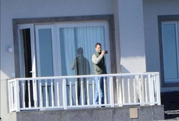 સૂત્રોના જણાવ્યા મુજબ તે ક્રિસમસના દિવસે ગૃહ પ્રવેશ કરી શકે છે. બુધવારે તેઓ આખો દિવસ ઘરમાં સામાન્ય ફેરફારને લઈને આર્કિટેક્ટ સાથે ચર્ચાં કરતી રહી. આ ઘરનું નિર્માણ ઘણાં વર્ષોથી ચાલી રહ્યું છે. બે વખત તો પસંદ ન આવવાને કારણે મકાન તોડવામાં આવ્યું હતું.