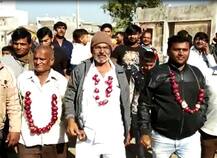 જસદણ પેટા ચૂંટણી: મતદારો ડુંગળીના હાર પહેરી મતદાન મથકે પહોંચ્યા પછી શું થયું? જાણો વિગત