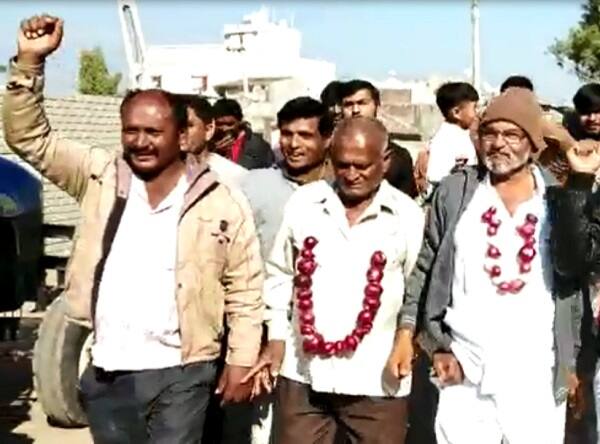 જેના કારણે આજે પોતાનો રોષ ઠાલવવા માટે તેઓ મતદાન મથક પર ડુંગળીના હાર પહેરીને મતદાન આપવા માટે પહોંચી્યા હતાં. પરંતુ પોલીસે ખેડૂતોને મતદાન કરતા અટકાવ્યા હતા. જેથી ગામના સરપંચ પરેશ રાદડિયા દોડી આવી મામલો થાળે પાડ્યો હતો.