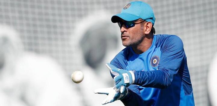 નવી દિલ્હીઃ જ્યારે જ્યારે ક્રિકેટની વાત આવે ત્યારે ભારત માટે સચીન અને કોહલીને બેસ્ટ ગણવામાં આવે છે. ફેન્સ પણ આ બન્ને ક્રિકેટરો માટે દિવાના છે. પણ સૌથી પહેલીવાર ભારતને વર્લ્ડકપ અપાવનારા કેપ્ટન કપિલ દેવના મતે સચીને કોહલી નહીં પણ ધોની છે ભારતનો સૌથી મોટો ક્રિકેટર. જાણો કેમ...