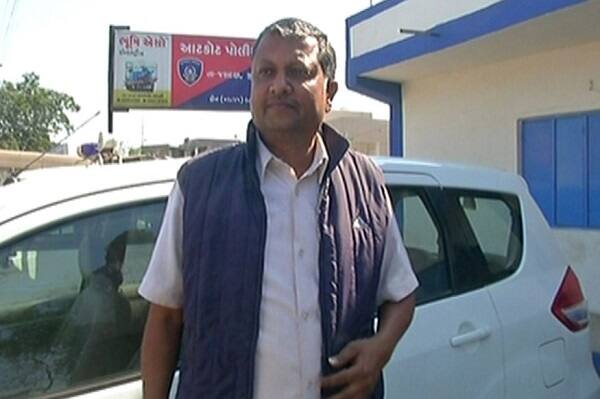 જસદણઃ હાલ જસદણ પેટાચૂંટણીના મતદાનને લઈ ચોટીલાના ધારાસભ્ય ઋત્વિક મકવાણાની પોલીસ દ્વારા અટકાયત કરવામાં આવી હોવાનો દાવો કરવામાં આવ્યો હતો. જોકે પોલીસે આ અંગે કહ્યું હતું કે અમે કોઈ કોંગ્રેસના ધારાસભ્યની અટકાયત કરી નથી. 