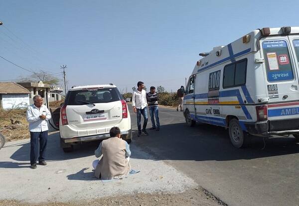 જોકે લાઠીના ધારાસભ્ય વિરજી ઠુંમરની પોલીસ દ્વારા અટકાયત કરવામાં આવી છે તેવું લોકો દ્વારા કહેવામાં આવે છે. 