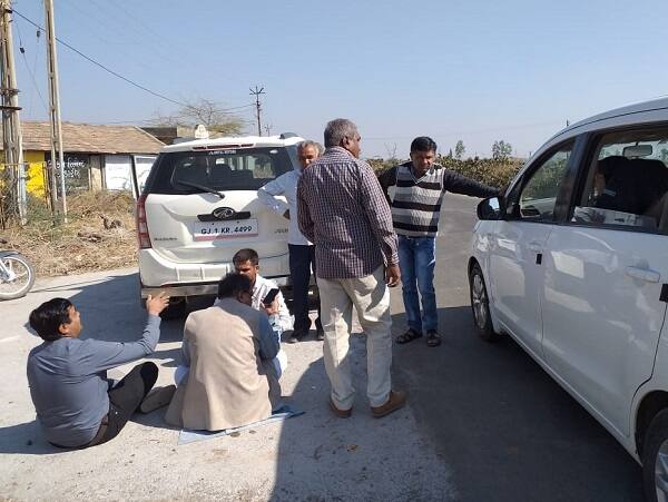 જસદણ પેટા ચૂંટણી દરમિયાન કોંગ્રેસ તરફથી જિલ્લા પોલીસ વડાને ટેલિફોનિક ફરિયાદ કરવામાં આવી છે. દળવા સહિતના આજુબાજુના ગામડાઓમાં મતદાતાઓને દબાણ પૂર્વક મતદાન કરાવવામાં આવી રહ્યું હોવાની ફરિયાદ કરવામાં આવી છે. 