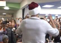 US: બિમાર બાળકોની વચ્ચે સાંતા બનીને પહોંચ્યા પૂર્વ રાષ્ટ્રપતિ ઓબામા, બાળકોને આપી ગિફ્ટ