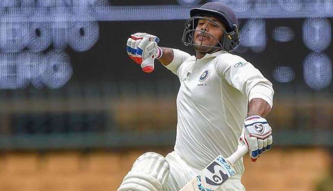 ભારતનો નવોદિત ઓપનર પૃથ્વી શૉ ઇજાગ્રસ્ત થતાં તેના સ્થાને ડોમેસ્ટીક ક્રિકેટમાં રનના ઢગલા ખડકનારા મયંક અગ્રવાલને ઓસ્ટ્રેલિયા પ્રવાસ ખેડી રહેલી ભારતીય ટેસ્ટ ટીમમાં સ્થાન આપવામાં આવ્યું છે. જે ભારતીય ટીમ મેનેજમેન્ટની ઓપનિંગની સમસ્યા ઉકેલી શકે છે. આ ઉપરાંત અજિંક્ય રહાણે અને પાર્થિવ પટેલ પણ ઓપનિંગ કરવાની ક્ષમતા ધરાવે છે. 