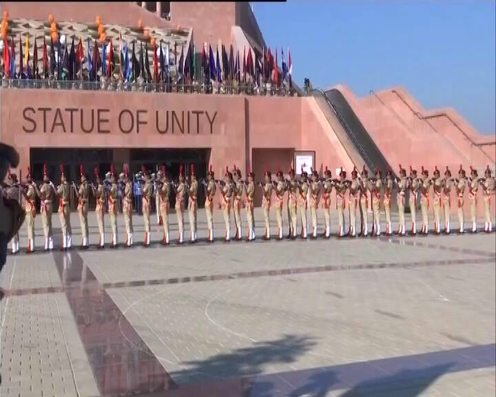 ઓલ ઇન્ડિયા DG કોન્ફરન્સમાં ભાગ લેવા પહોંચેલા વડાપ્રધાન મોદીનું ભવ્ય સ્વાગત કરવામાં આવ્યું હતું. મોદી તેઓ દેશના તમામ રાજ્યોના DGને સંબોધન કરશે. કોન્ફરન્સમાં આંતકવાદ અને નક્સલવાદ સહિતના મુદ્દાઓ પર પણ ચર્ચા કરાશે. વડાપ્રધાન મોદીએ સરદાર પટેલની પ્રતિમાને પુષ્પાજલિ અર્પણ કરી હતી. મોદી વેલી ઓફ ફ્લાવર્સની પણ મુલાકાત લેશે.