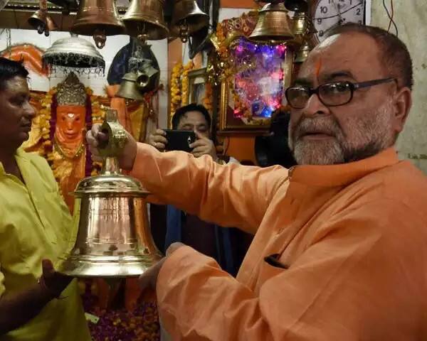 MLC બુક્કલ નવાબે એવો તર્ક આપ્યો હતો કે, તેમના નામ જેવા નામ જ અમે રાખીએ છીએ, જેમ રહેમાન, રમજાન, ફરમાન, જિશાન, કુરબાન એવી જ રીતે હનુમાનનું નામ છે. આથી જ હનુમાનજી મુસ્લિમ હતા એવું કહી શકાય.