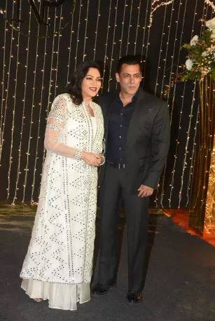 સિમી ગરેવાલ આ દરમિયાન સફેદ રંગના આઉટલુકમાં નજરે પડી હતી.