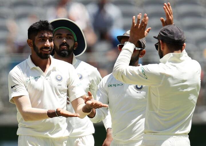 નવી દિલ્હીઃ ટીમ ઈન્ડિયા હાલ ઓસ્ટ્રેલિયામાં 4 મેચની ટેસ્ટ શ્રેણી રમી રહી છે. પ્રથમ બે ટેસ્ટના અંતે બંને ટીમો 1-1થી બરોબરી પર છે. ટીમ ઈન્ડિયાના કોહલી, પૂજારા, રહાણેને બાદ કરતાં કોઈ બેટ્સમેન રંગ બતાવી શક્યા નથી, જ્યારે ફાસ્ટ બોલર્સની ત્રિપુટી બુમરાહ, ઈશાંત શર્મા અને મોહમ્મદ શમીએ તેમની બોલિંગથી ટીમ ઈન્ડિયાની લાજ બચાવી છે. 