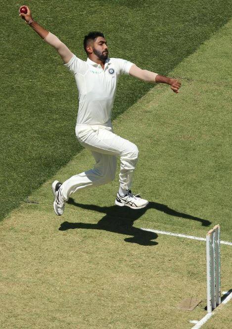 ક્રિકેટના ત્રણેય ફોર્મેટમાં ટીમ ઈન્ડિયાના આધારભૂત બોલર જસપ્રીત બુમરાહે શાનાર પ્રદર્શન કર્યું છે. ઓસ્ટ્રેલિયાના દિગ્ગજ બોલર ડેનિસ લિલી પણ બુમરાહની બોલિંગના પ્રશંસક બન્યા છે. તેમણે કહ્યું કે, મને લાગે છે કે બુમરાહ રોચક બોલર છે. તે ઘણા શોર્ટ રનઅપ સાથે આવે છે. તે પહેલા ચાલે છે અને બાદમાં શોર્ટ રનઅપથી બોલ ફેંકે છે. તેના હાથ સીધા રહે છે. તેની બોલિંગ કોઇ પણ પુસ્તકમાં શીખવાડવામાં આવતી નથી. આ કારણે મને તે એક સમયના મહાન બોલરની યાદ અપાવે છે. તે અમારા બધાથી અલગ હતો અને તેનું નામ છે જેફ થોમસન.