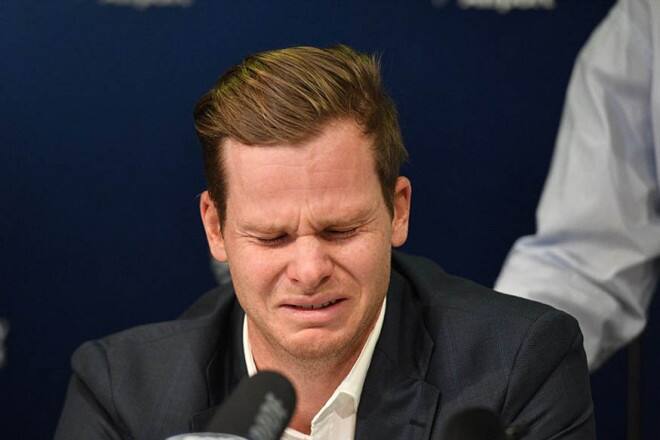 નવી દિલ્હીઃ ઓસ્ટ્રેલિયન ક્રિકેટ ટીમના કેપ્ટન રહી ચૂકેલા અને બૉલ ટેમ્પરિંગ કેસમાં એકવર્ષનો પ્રતિબંધ ઝીલી રહેલા સ્ટીવ સ્મિથનું દુઃખ છલકાયુ છે. સ્ટીવ સ્મિથે બૉલ ટેમ્પરિંગ મામલે ખુલીને વાત કરતાં કહ્યું કે આ પછી મારી આખી જિંદગી બદલાઇ ગઇ. 