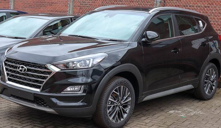 હ્યુન્ડાઈની એસયુવી Tucson પર પ 30,000 રૂપિયા સુધીનો લાભ મેળવી શકાય છે. તેમાં ફ્રી ઈન્શ્યોરન્સ, સ્પેશિયલ એક્સચેન્જ બોનસ સામેલ છે. આ ઓફર પેટ્રોલ અને ડીઝલ બંને વેરિયન્ટ માટે છે.