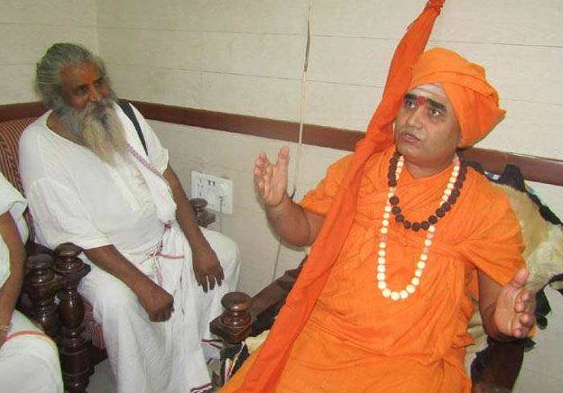 શંકરાચાર્યએ કહ્યું, આજે રામ મંદિર માટે કોઇ વાત થઈ નથી રહી. આ વાત સાધુ સંતો, શ્રદ્ધાળુઓના હૃદયમાં ખૂંચી રહી છે. આઝાદી બાદથી તેઓ રામ મંદિરનો રાગ આલાપતા આવ્યા છે. પહેલા બહુમત નહીં હોવાની વાત કહીને બચતા હતા. હવે પૂર્ણ બહુમત હોવા છતાં કંઈ કરતા નથી.