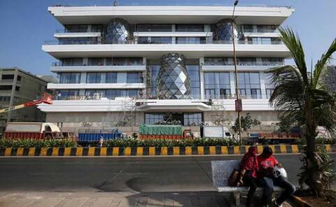 ઈશા અંબાણી એન્ટીલિયાથી આઠ ગણા નાના આ મહેલમાં રહેશે, જાણો વિગત ઈશા અંબાણી એન્ટીલિયાથી આઠ ગણા નાના આ મહેલમાં રહેશે, જાણો વિગત