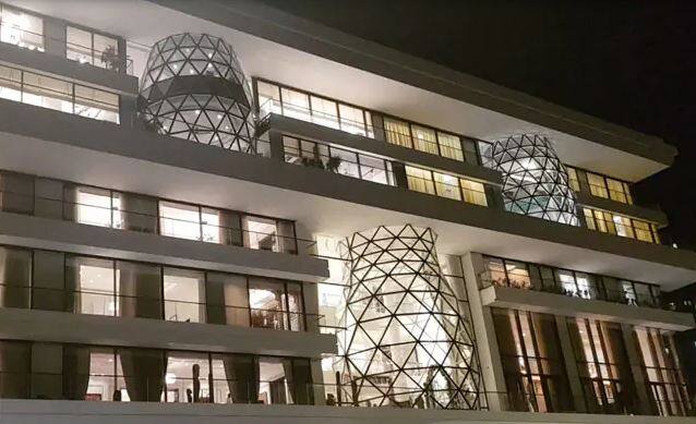 લંડનના એન્જિનયર અકારસ્લે ઓકાલેગને આ મહેલને તૈયાર કર્યું છે. આ મકાનમાં ત્રણ બેસમેન્ટ, આઉટડોર પૂલ સહિતની અનેક સુવિધા છે. ઈશા અંબાણીનું આ ઘર મુકેશ અંબાણીના ઘર એન્ટીલિયાથી 8 ગણું નાનું છે. આ મેન્શનને ડિઝાઇન કરવામાં 3ડી મોડલિંગ ટૂલ્સનો ઉપયોગ કરવામાં આવ્યો છે.