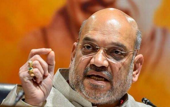 બીજી તરફ અમિત શાહે પણ રાહુલ ગાંધી પર નિશાન સાંધતા કહ્યું કે્, ‘રાહુલ ગાંધી ફરીથી ગભરાઇને રાષ્ટ્રીય સુરક્ષા સાથે સમજૂતી કરવાની રાજનીતિ કરી રહ્યા છે. યૂપીએ સરકારે ગેરકાયદેસરની જાસૂસી પર કોઈજ પ્રકારનો પ્રતિબંધ નહોતો લગાવ્યો. જ્યારે મોદી સરકારે નાગરિકોની સુરક્ષા માટે પગલું ઉઠાવ્યું ત્યારે રાહુલ ગાંધી ષડયંત્રના નામ પર શોર મચાવી રહ્યા છે. ’