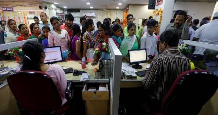 સંસદમાં પૂછવામાં આવેલા એક લેખિત જવાબમાં સરકારે જણાવ્યું કે, 2012 સુધી મંથલી એવરેજ બેલેન્સ પર એસબીઆઈ ચાર્જ વસુલતી હતી પરંતુ 31 માર્ચ, 2016થી બંધ કરી દેવામાં આવ્યું હતું. પરંતુ ખાનગી બેંકો સહિત અન્ય બેંકે તેમના બોર્ડના નિયમો મુજબ ચાર્જ વસુલ કરી રહ્યા છે. એસબીઆઈએ 1 એપ્રિલ,2017થી ચાર્જ વસુલવાનો શરૂ કર્યો છે. જોકે 1 ઓક્ટોબર, 2017થી મિનિમમ બેલેન્સમાં રાખવામાં આવતી રકમ ઘટાડી દીધી છે.