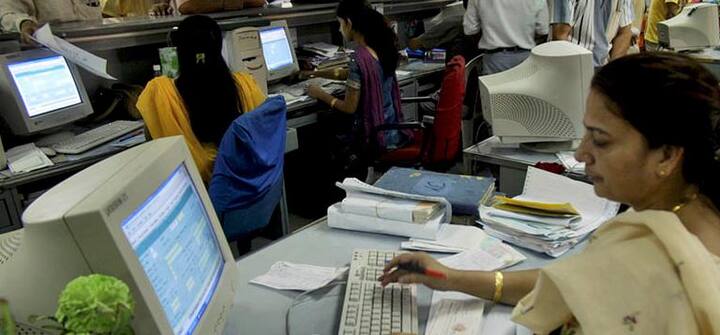 બેસિક સેવિંગ બેંક એકાઉન્ટ અને જન ધન બેંક એકાઉન્ટમાં મિનિમમ બેલેન્સ રાખવાની કોઈ જરૂર નથી. પ્રાઇવેટ બેંકોએ મિનિમમ બેલેન્સના નામે ખાતા ધારકો પાસેથી હજારો રૂપિયા ખંખેરી લીધા છે. જોકે સરકારના લેખિત જવાબમાં પ્રાઇવેટ બેંકો દ્વારા એકત્ર કરવામાં આવેલી રકમનો કોઇ ડેટા નથી આપવામાં આવ્યો.