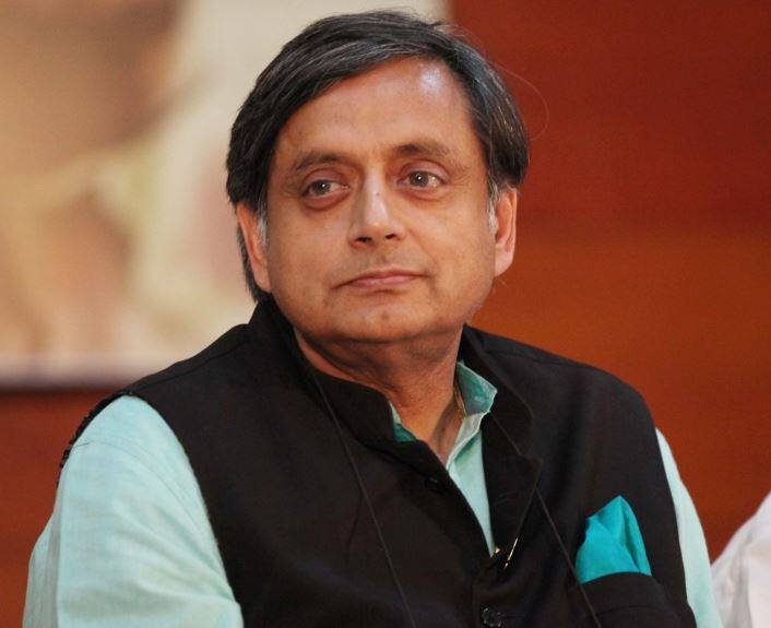 નવી દિલ્હીઃ ઓસ્ટ્રેલિયા સામે રમાઇ રહેલી 4 ટેસ્ટ મેચની શ્રેણીની પ્રથમ બે મેચ બાદ બંને ટીમો 1-1થી બરોબરી પર છે. જોકે ભારત માટે માત્ર વર્તમાન સીરિઝ જ નહીં પરંતુ તે પહેલા ઇંગ્લેન્ડ અને સાઉથ આફ્રિકા પ્રવાસમાં પણ ઓપનિંગ જોડીની સમસ્યા રહી છે. લોકેશ રાહુલ અને મુરલી વિજયની જોડી બંને ટેસ્ટમાં ખાસ પ્રભાવ પાડી શક્યા નથી. ટીમ ઈન્ડીયાની આ સમસ્યાને લઈ ટીમ મેનેજમેન્ટની સાથે સાથે દિગ્ગજો પણ પરેશાન છે અને હવે આ પરેશાની રાજકારણીઓમાં પણ જોવા મળી રહી છે.