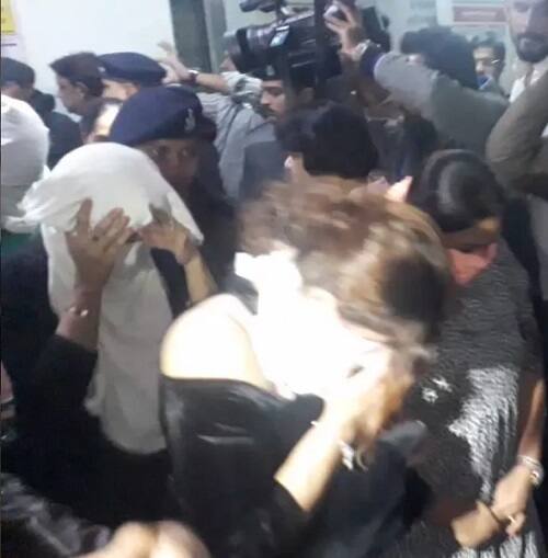 આ મહીલાઓ જાણ કોઈ લગ્નમાં આવી હોય એ રીતે હેવી લાઉન અને વન પીસ પહેરીને મહેફીલ માણી રહી હતી. રેડ પડતાની સાથે જ આ તમામ મહીલાઓના પતિઓ તેમને લેવા માટે પોલીસ સ્ટેશન પહોંચી ગયા હતા.