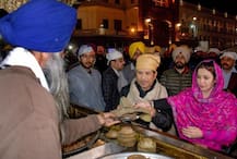 સચિન તેંડુલકરે પત્ની સાથે ગોલ્ડન ટેમ્પલમાં ટેકવ્યું માથુ, ગુરુવાણી સાંભળીને થયો ભાવુક, જુઓ તસવીરો