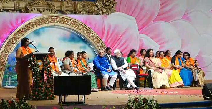 પીએમ મોદીએ કહ્યું, જનસંઘના સમયથી સંગઠનમાં નારી શક્તિનું યોગદાન રહ્યું છે, આ સંગઠન નારી શક્તિનો મજબૂત અવાજ બનીને ઉભર્યું છે. આ વર્ષ રાજમાતા વિજયારાજે સિંધિયાનું જન્મ શતાબ્દી વર્ષ છે. મહિલા એક સારી સંગઠનકાર હોય છે. ઉજ્જવલા યોજના અંતર્ગત 1 કરોડ બહેનોને વિનામૂલ્યે ગેસ કનેક્શન મળી ગયા છે. ઘર ઘર ગેસ કનેક્શન પહોંચાડવાનું લક્ષ્ય છે.
