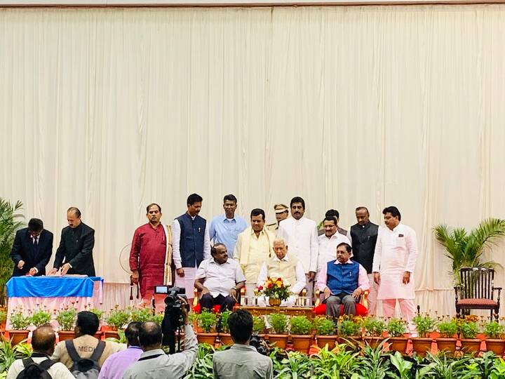 રાજ્યપાલ વજુભાઇ વાળાએ કડક સુરક્ષા વ્યવસ્થાની વચ્ચે રાજભવનમાં ગ્લાસ હાઉસમાં નવા મંત્રીઓનું પદ અને ગોપનીયતાના શપથ લેવડાવ્યા હતા. નવા મંત્રીઓમાં સતીશ જારકિહોલી, એમબી પાટિલ, સીએમ શિવલ્લી, એમ ટી બી નાગરાજ, ઇ તુકારામ, પી ટી પરમેશ્વર નાઇક, રહીમ ખાન અને આર બી થિમ્મારપુર સામેલ છે. આઠમાંથી સાત મંત્રી ઉત્તર કર્ણાટકના છે.