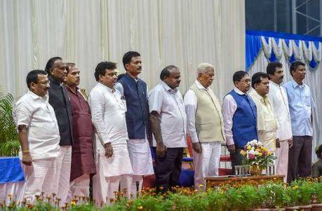 કોંગ્રેસ અધ્યક્ષ રાહુલ ગાંધીએ શુક્રવારે રાત્રે પાર્ટીને વિસ્તાર કરવાની મંજૂરી આપી દીધી હતી. અગાઉ તેમણે પ્રદેશમાં પાર્ટી નેતાઓ અને કર્ણાટક પ્રભારી સચિવ કેસી વેણુગોપાલ સાથે મુલાકાત કરી હતી અને મુદ્દા પર ચર્ચા કરી હતી.