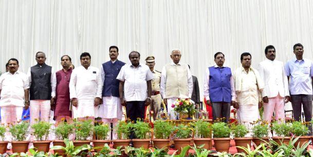 રમેશ જારકિહોલીને કથિત રૂપથી ભાજપના નેતાઓ સાથે સાઠ-ગાંઠ છે અને તે કેબિનેટ તથા પાર્ટીની બેઠકોમાં આવી રહ્યા નથી. તેમને કેબિનેટમાંથી બહારનો રસ્તો દેખાડવામાં આવ્યો છે. તેમના સ્થાને તેમના ભાઇ સતીશ જારકિહોલીને મંત્રીમંડળમાં સામેલ કરવામાં આવ્યા છે. શંકર અપક્ષ ઉમેદવાર છે. તેને કોંગ્રેસના સહયોગી સભ્ય હોવાની તેમની અનિચ્છાને કારણે હટાવવામાં આવ્યા છે.