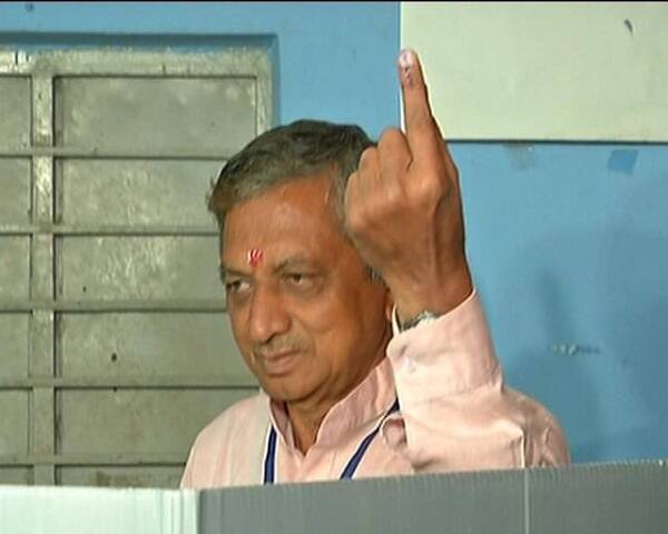 જસદણ: જસદણ પેટાચૂંટણીનું પરિણામ આજે જસદણની મોડેલ સ્કૂલ ખાતે રાખવામાં શરૂ થઈ ગયું છે. 14 ટેબલ પર કુલ 19 રાઉન્ડમાં ગણતરી કરવામાં આવી રહી છે. 100થી વધુ બેલેટ પેપરની પણ ગણતરી કરવામાં આવી રહી છે.