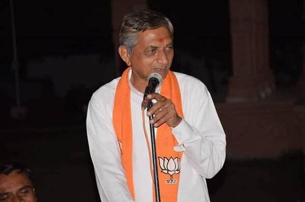 ભાજપના ઉમેદવાર કુવરજી બાવળિયા અને કોંગ્રેસના ઉમેદવાર અવસર નાકિયા આવી પહોંચ્યા હતા અને બંનેની હાજરીમાં સ્ટ્રોંગ રૂમ ખોલવામાં આવ્યા હતા. બંને જીતનો દાવો કરી રહ્યા છે.